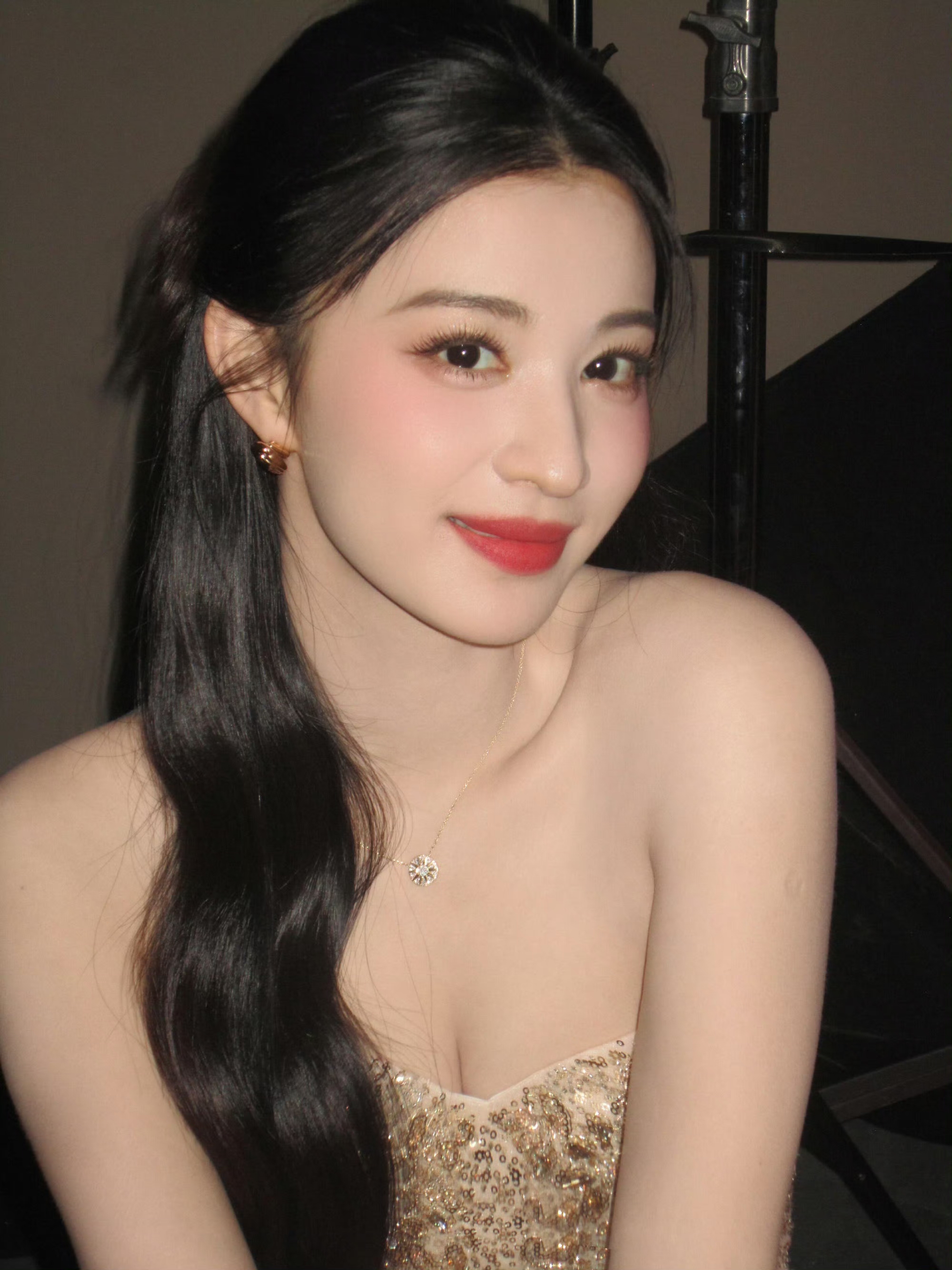 谁懂啊！王楚然抹胸裙杀疯了，清冷与甜美交织，氛围感直接拉满