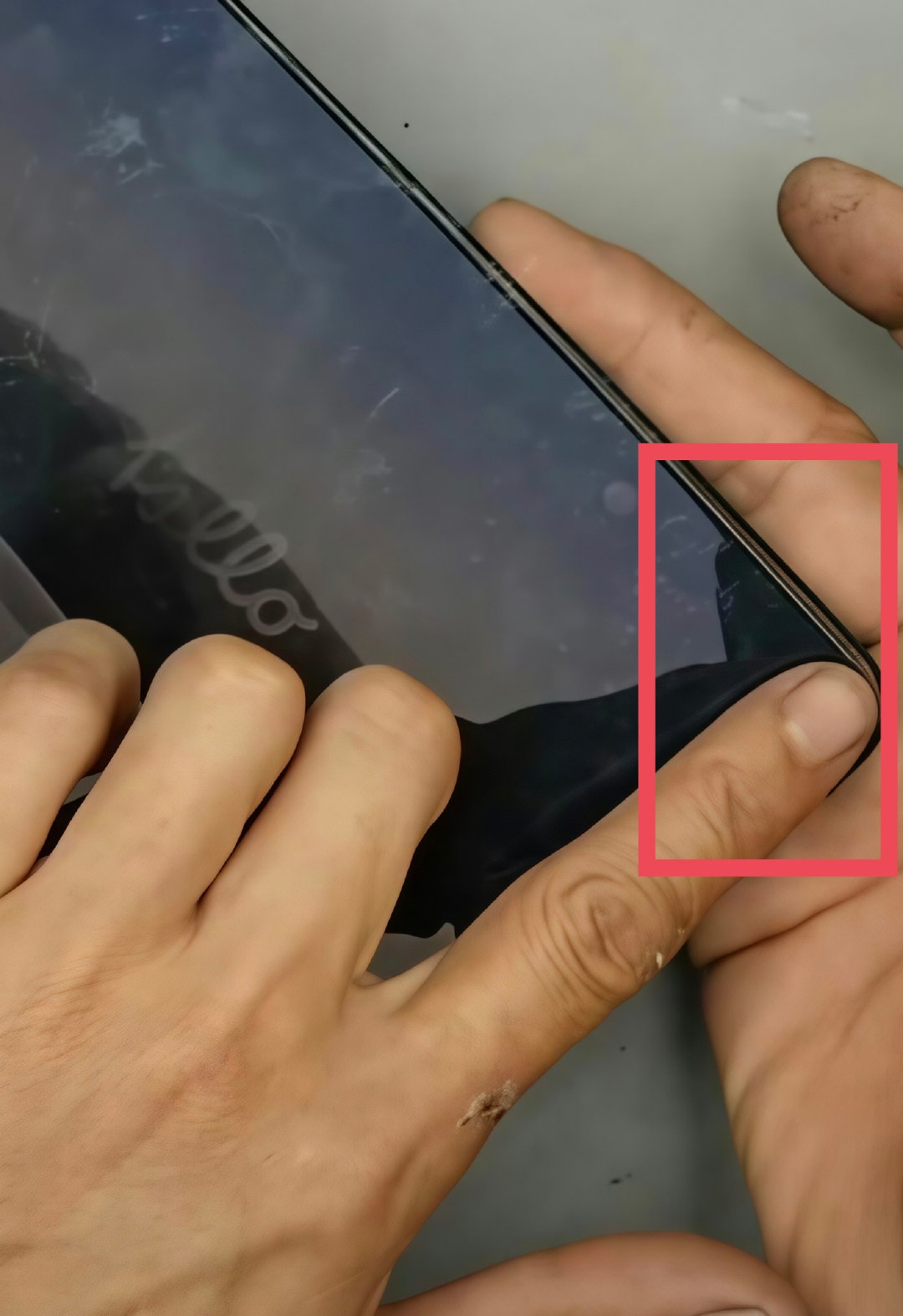 杨长顺撕掉iPhone Duo内屏的纳米纹理膜之后，给它重新贴膜，结果给内屏整漏液了[允悲]撕膜贴膜还是花300多到官方售后去吧，别多的都搭进去了 ​