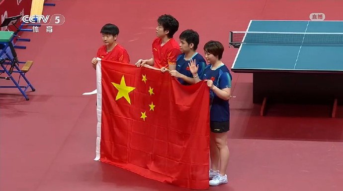 #乒乓球混双决赛# 【亚运会｜林诗栋/蒯曼首次问鼎混双】9月26日晚，名古屋亚运会乒乓球混双决赛上演“国乒内战”，/蒯曼以4比0战胜对手/，夺得金牌。“莎头组合”无缘亚运会混双三连冠。赛后，两对组合在赛场内共同展示五星红旗。
 
本届亚运会乒乓球混双项 ​