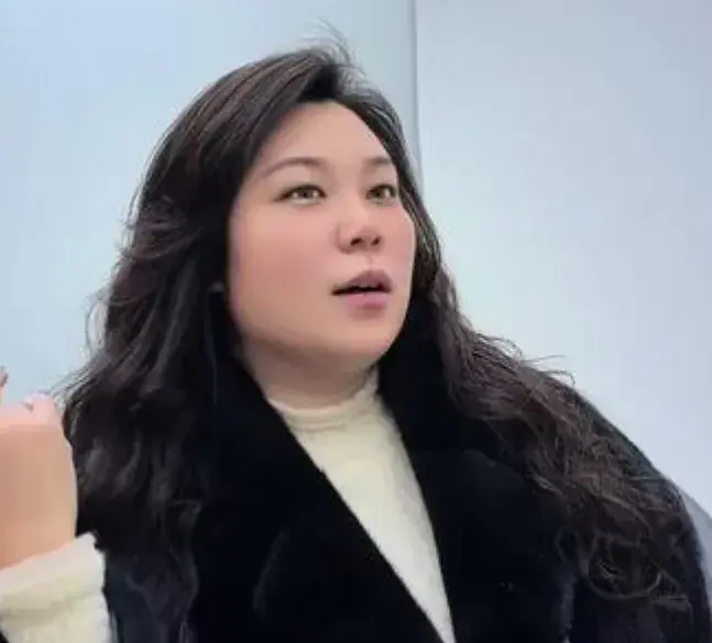 拥有14余万粉丝的网红“曲靖丽姐”之前还顶着当地官方评选的文旅推荐官头衔，天天在短视频里晒百万级双拼迈巴赫、路虎揽胜，住碧桂园、金麟湾的独栋别墅，把自己包装成财力雄厚的成功女企业家。
结果爆出来所有豪车别墅全是租的，甚至还伪造房产证撑场面，她原本就是当地村里的普通农户，拿到文旅头衔后直接把它当成行骗