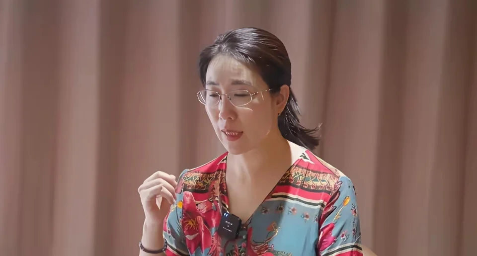 婚外胚胎已成孽缘铁证，原配追偿天经地义，小三反咬实属寡廉鲜耻！若纵容此等歪风，公序良俗何在？增设《破坏婚姻家庭罪》，非为复古，而是亮剑！让插足者知痛，让背叛者付代价！
点睛之评：法不惩奸，则德不立世！