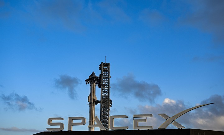 #SpaceX星舰首次尝试入轨#  #星舰将首次尝试进入地球轨道#【SpaceX的星舰将首次尝试进入地球轨道】据法新社9月27日报道，在首次试飞三年后，马斯克旗下美国太空探索技术公司（SpaceX）的重型运载火箭星舰定于28日首次尝试进入地球轨道。这是这款运载火箭研发进程中的关键一步，其设计目标是未来执行登 ​