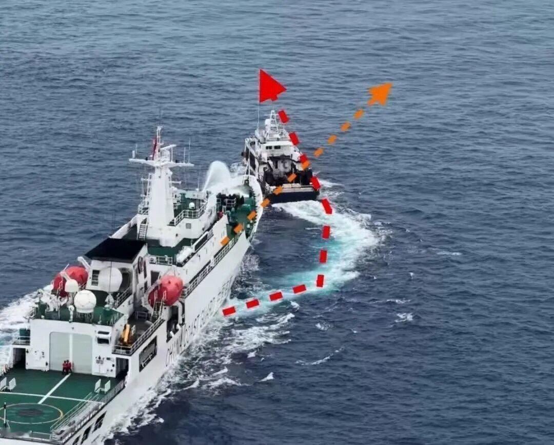 《南海这一幕，中方不能掉以轻心_凤凰网》我看到，中方很快放出完整视频，中国海警船一直保持正向行驶，倒是菲律宾船只横切冲撞中国海警船，菲律宾船只的损害位于左侧，很清楚地说明了这一点。 ​