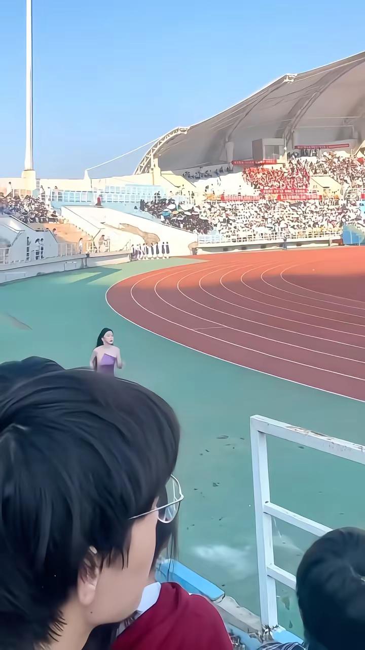 学姐参加运动会迟到 短短几秒却跑进了全校男孩心理大学四年