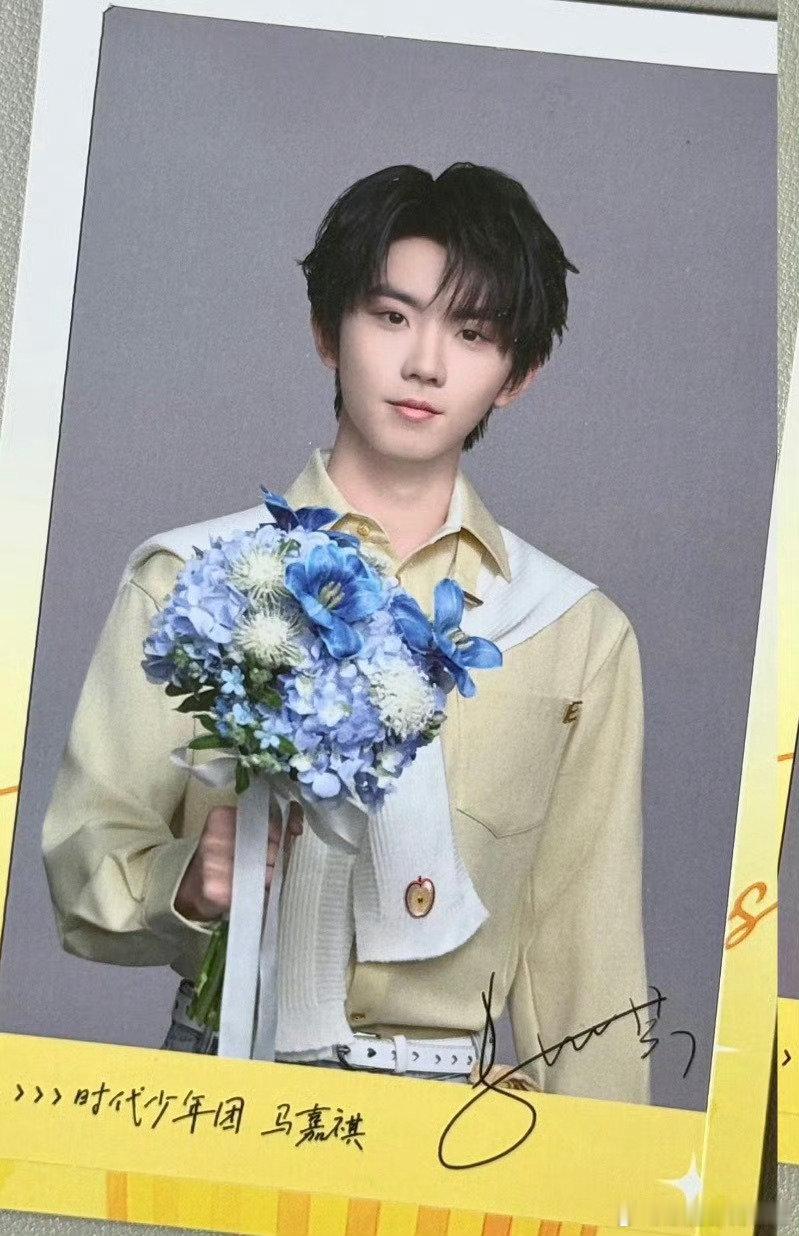 时代少年团美团撕拉片拿花的蓝孩子 ​
