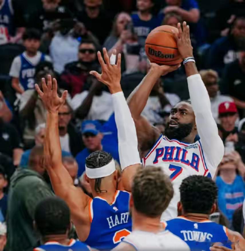 北京时间2026年10月6日，NBA季前赛迎来焦点对决，残阵费城76人以120-97的比分23分大胜上赛季卫冕冠军纽约尼克斯，拿下新赛季季前赛开门红，今夏新加盟的杰伦·布朗首秀半场就轰下22分，打出炸裂表现。
比赛核心进程
• 首节：双方开局陷入拉锯战，杰伦·布朗状态火热单节8投5中独得13分，尼克