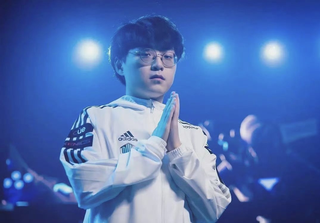 【🎂】英雄联盟15周年了！本库翻了翻以前的库存：Faker奖杯、Zeus戳脸和许秀祈祷，还有你的青春。老召唤师们，是时候回来把新素材也存进库了～

#英雄联盟15周年盛典##英雄联盟15周年明星阵容# ​