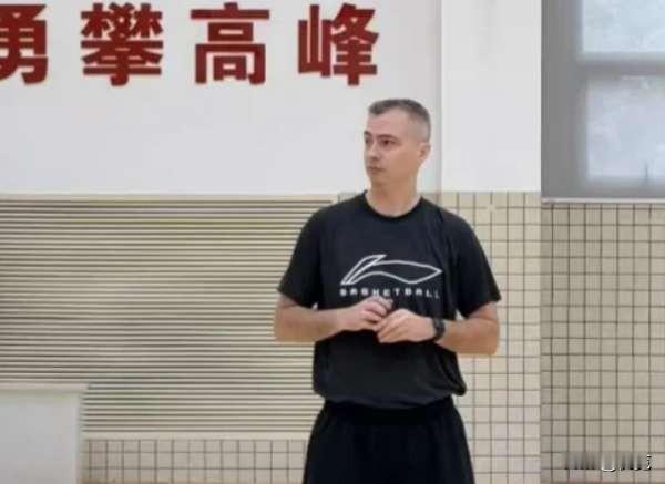 广东男篮新任主教练亚科夫列维奇执教思路还是比较务实，最近接受媒体采访时表示：“我们要思考的是打造团队，建立团队的习惯与打法”。用欧洲篮球的理念打造球队，与当年立陶宛籍教练尤纳斯有异曲同工之妙。