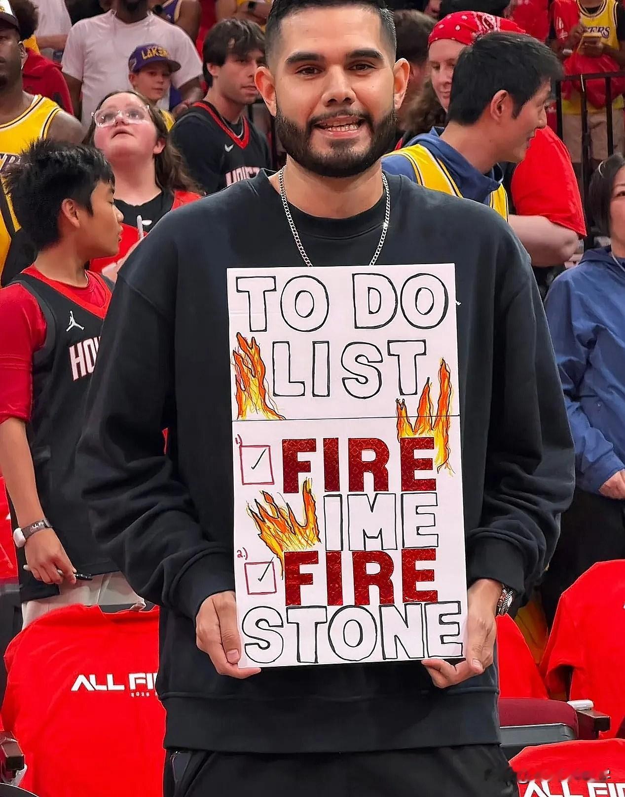 火箭球迷已经气疯了！  湖人与火箭的系列赛G4，今天继续在火箭主场进行...
