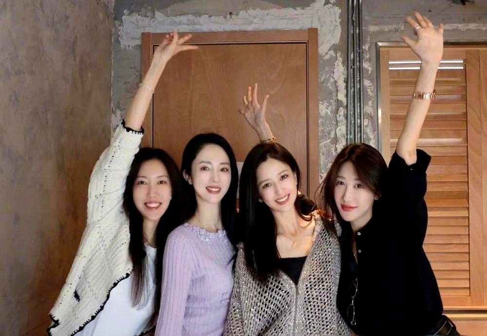 高露44岁生日，三个身家不菲的40+女明星在阿那亚聚齐，居然连头都没洗。

佟丽娅、高露、董璇，没搞奢华晚宴，没有红毯排场，全员素颜顶着乱发，在海风里笑到牙床都露出来。高露9岁儿子头回露脸，怯生生躲在董璇身后。24小时连轴转带娃，佟丽娅发文直呼“费妈是真的”。

在名利场摸爬滚打二十年，生日过成这样