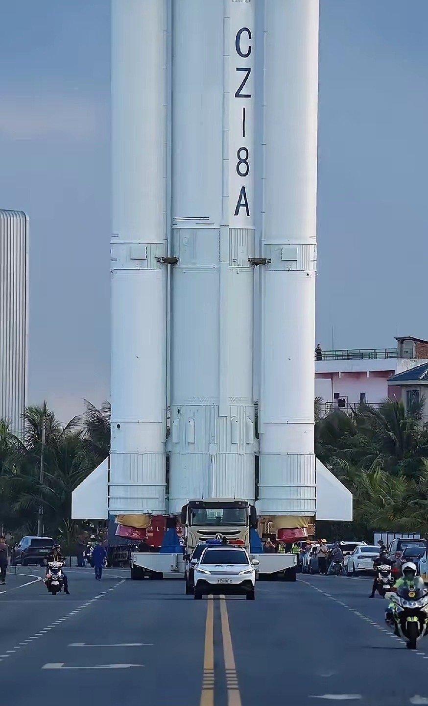 仔细看引导车，两辆比亚迪，为什么会选择比亚迪，像这种航天行为更是注重安全，所以，在选电车时候也是一样，看中安全 ​