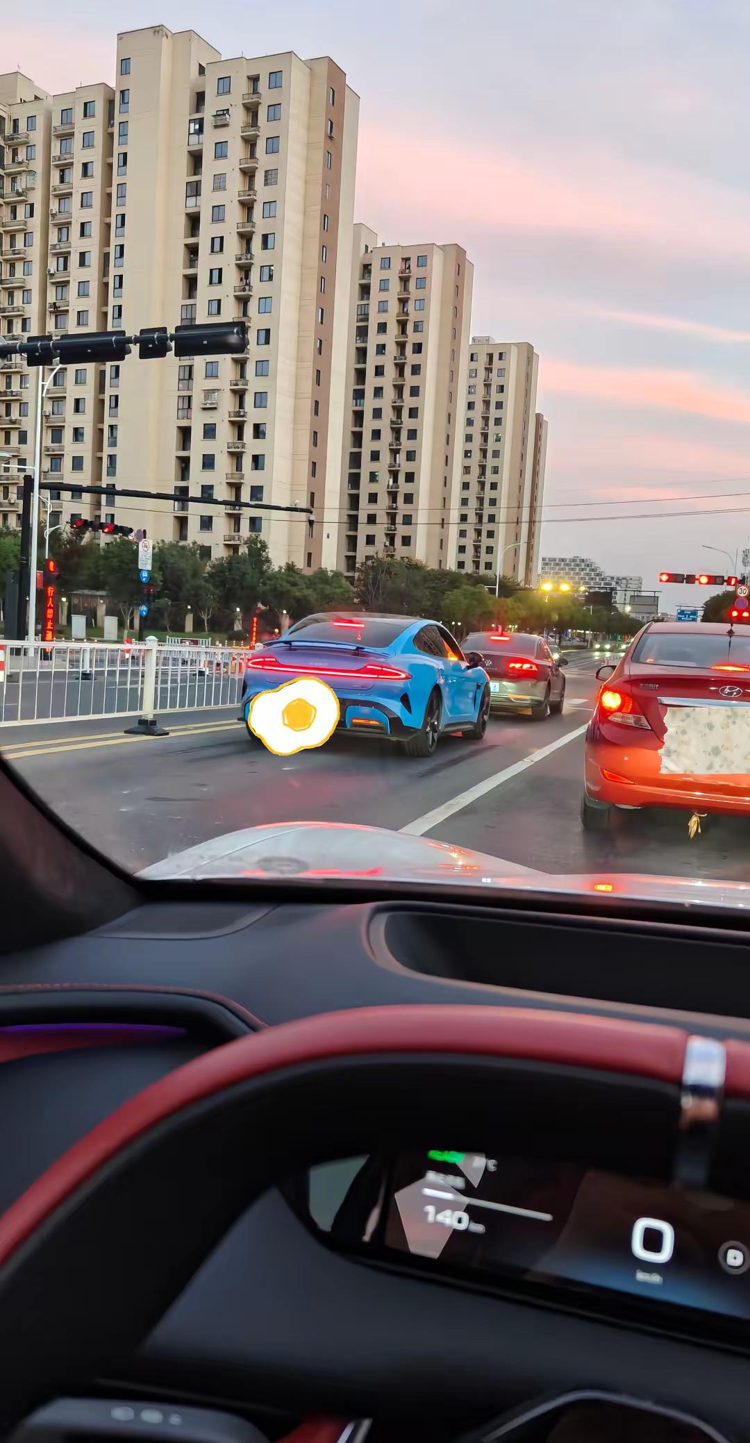 路上遇到了一辆小米su7，我远远的看了两眼，他就像小时候的健达巧克力一样，吸引着我，在我眼前却又遥不可及小米su7 小米汽车