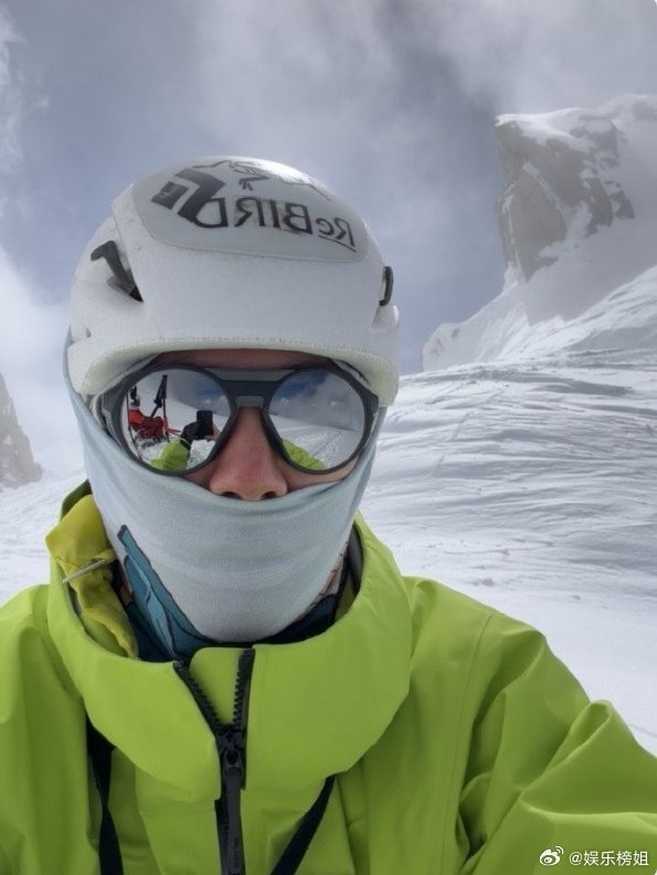 王一博登山热议：真正的突破，往往发生在无人喝彩处

王一博登山挑战引发讨论。比起“又解锁了什么新成就”，更值得关注的是：一个已经站在聚光灯下的人，为什么还愿意把自己放进更艰苦、更未知的环境里？

登山没有滤镜，身体状态、天气变化、每一步的判断，都是实打实的考验。它不像舞台表演那样即时收获掌声，却更能