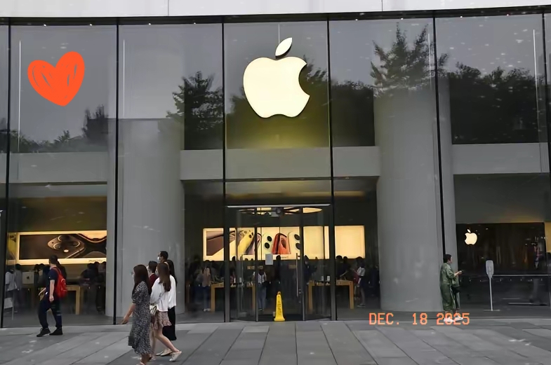 今天在海南简直赚翻了！他给我发三亚免税城苹果店现场视频，最新款iPho...