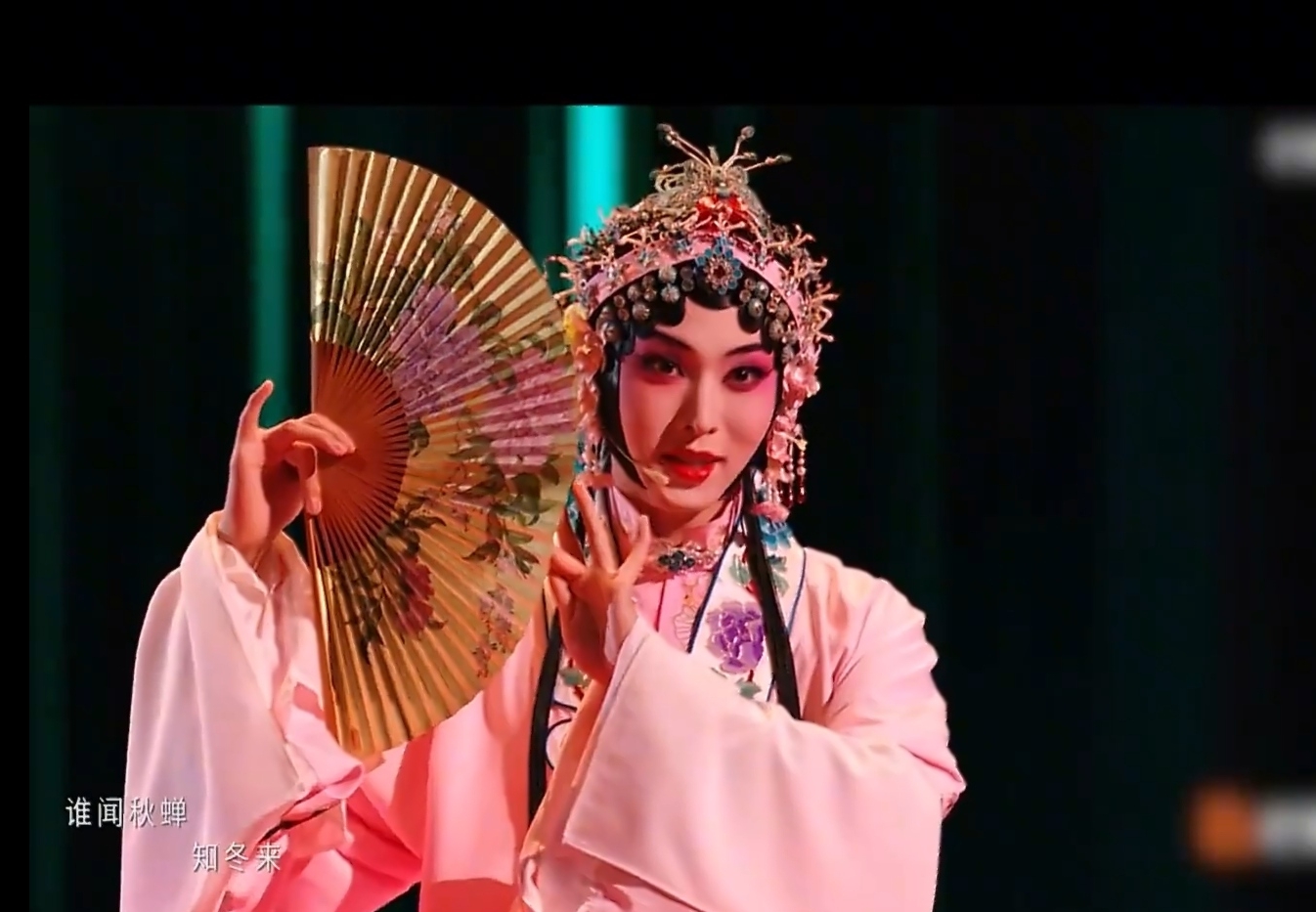 睁开眼睛，我就开始一遍遍回看《在梅边》……

唐九洲的扮相：水裙轻舞，朱唇轻启，袅袅婷婷，眉目含情……让人醉了醉了。

颜安的频率：帅小伙像穿越了，蹦蹦跳跳，腿快嘴更快，我们嗑嗑绊绊整不明白的词，在他嘴里像倒豆子一样清清楚楚……这嘴，是视频中的2.0倍速哟！

小沈阳你就在边上敲锣打鼓伴奏吧，一个老