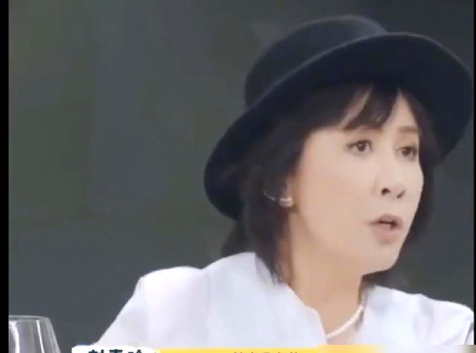 宁静问刘嘉玲：你就没觉得梁朝伟不好，没喜欢过别人？

刘嘉玲一点没装，直接认了：心动过，怀疑过，甚至吵过闹过觉得他没那么好，但转了一圈发现，就这人最合适。

不扯灵魂伴侣，全是现实账本。

60岁不泡夜店了，天天晨跑，陪梁先生爬山，新照里一身黑斗篷金刺绣，腿比三十岁的还直。年轻时以为婚姻是非你不可，