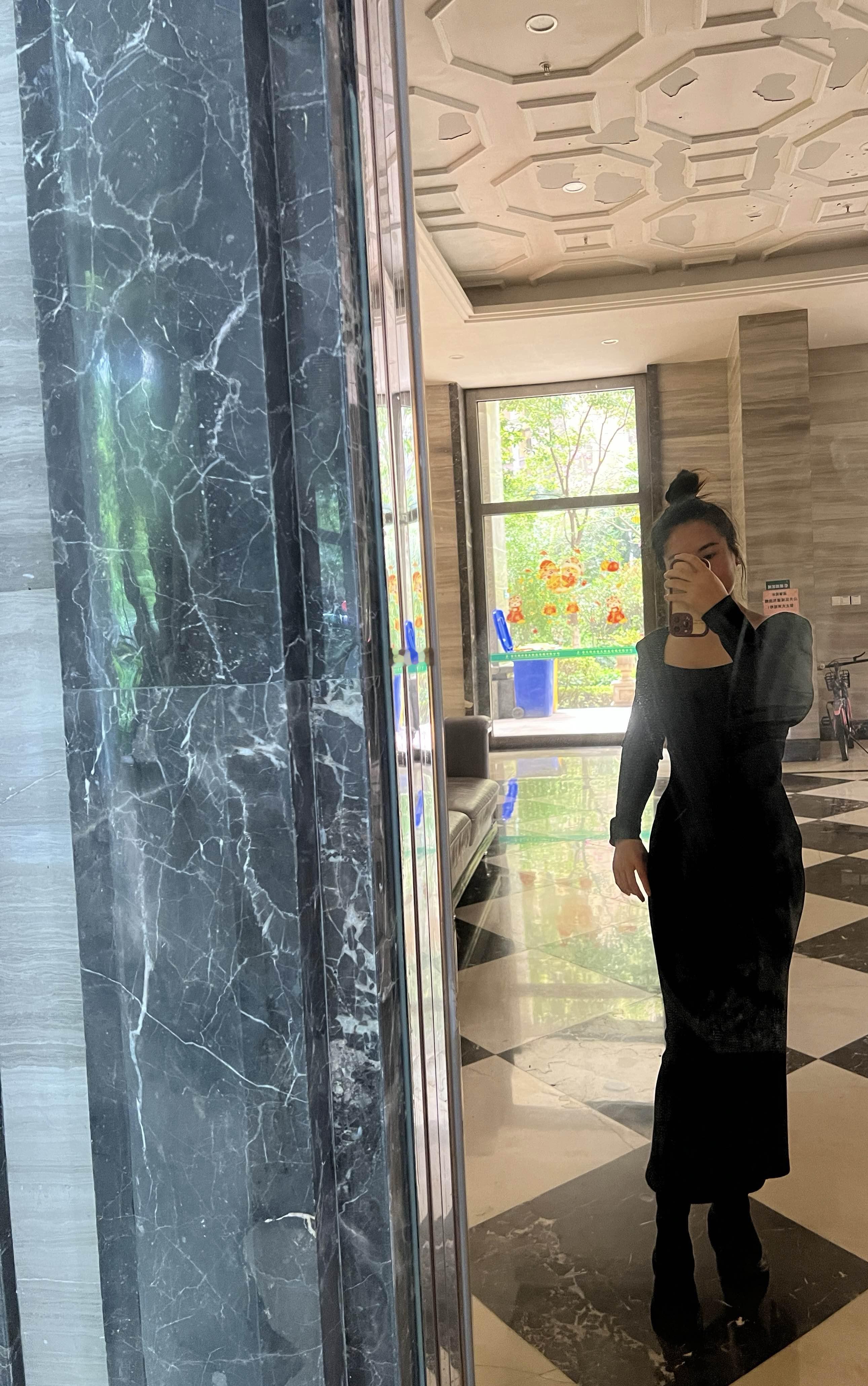 今天OOTD，习惯运动风 难得Lady装[呲牙][呲牙]