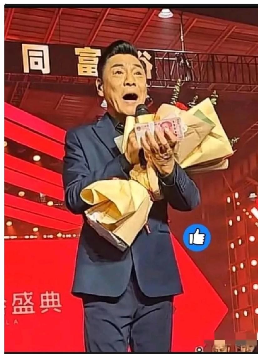 河南矿山老板崔培军台上掏出几万块现金直接硬塞，屠洪刚接下来的动作，直接给所有跑商演的明星打了个样。
台下坐着几千号工人，老板当场从兜里掏出一大摞红彤彤的现钞，直接塞到歌手怀里。
换成一般人，嘴上客套两句也就顺手揣兜里了。毕竟凭本事唱歌，老板硬要给的额外奖励，拿了天经地义。
偏偏屠洪刚把钱原封不