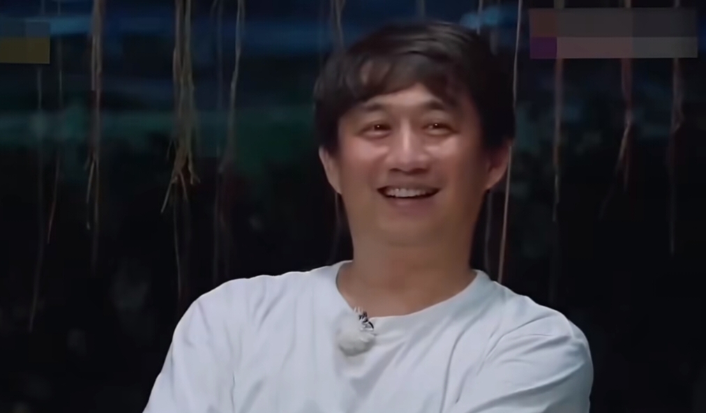 黄磊真是专治海清，在《向往的生活》中，海清问师父黄磊：我有一个好奇的，就是当时我们上学的时候，你为什么不让我们谈恋爱？
黄磊：我没有，我让你们一年级不要谈恋爱，谁说不让你们谈恋爱？
海清：二年级你还说。
黄磊：没有。
海清：我大学四年谈过什么恋爱。
黄磊很无语地瞅了一眼海清：你别给我使眼神，你非要我