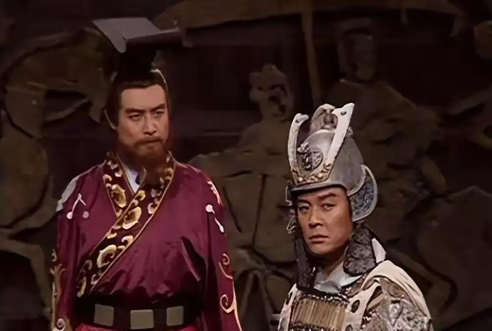 刘备全部身家两万人，只派出了两三千人，跟在东吴后面捡漏。而东吴参战三万人，赤壁之战，谁是主角不言而喻。
他的船只靠在江东水寨边时，舱板已经被曹军的流矢擦出两道白痕。刘备掀开帘子，看见周瑜正在岸边清点缴获的箭矢。周瑜没回头，只朝身侧挥了挥手，一名士卒便引他们往营地边缘一处矮帐走去。
“大都督以为……”