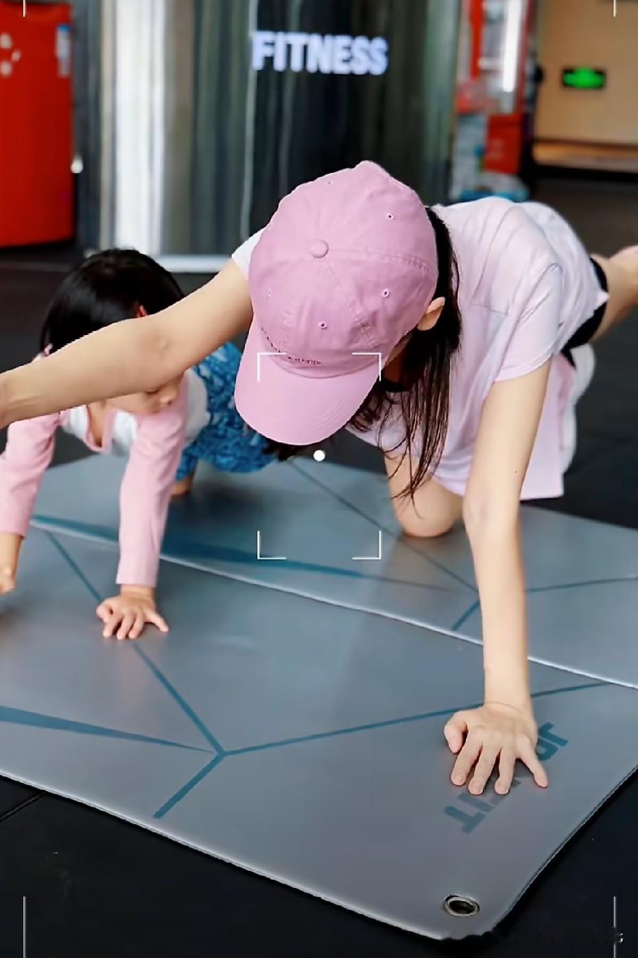 孙骁骁怀着二胎，依旧坚持健身房锻炼，一旁的女儿还在给妈妈加油。

自律虽好，但高龄产妇孕期运动不能照搬，还是要看个人身体条件，听医生的建议最重要！