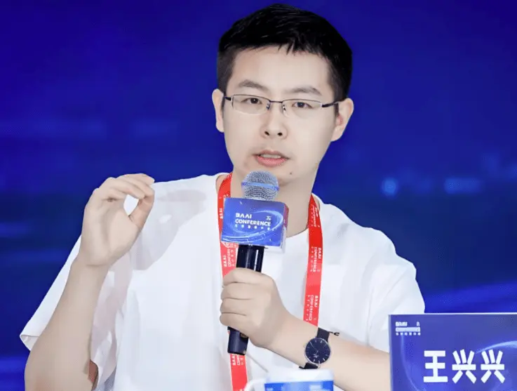 机器人什么时候能替人做家务？

宇树创始人王兴兴的判断是：商业服务可能比家庭场景更早落地。

据《科创板日报》10月22日报道，王兴兴在大会上表示，物理AI已出现突破苗头，可能在未来1—3年迎来重要进展。但他也指出，眼下最核心的挑战，是让AI模型的输入输出与真实机器人对齐。
这可不等于再过两三年，家