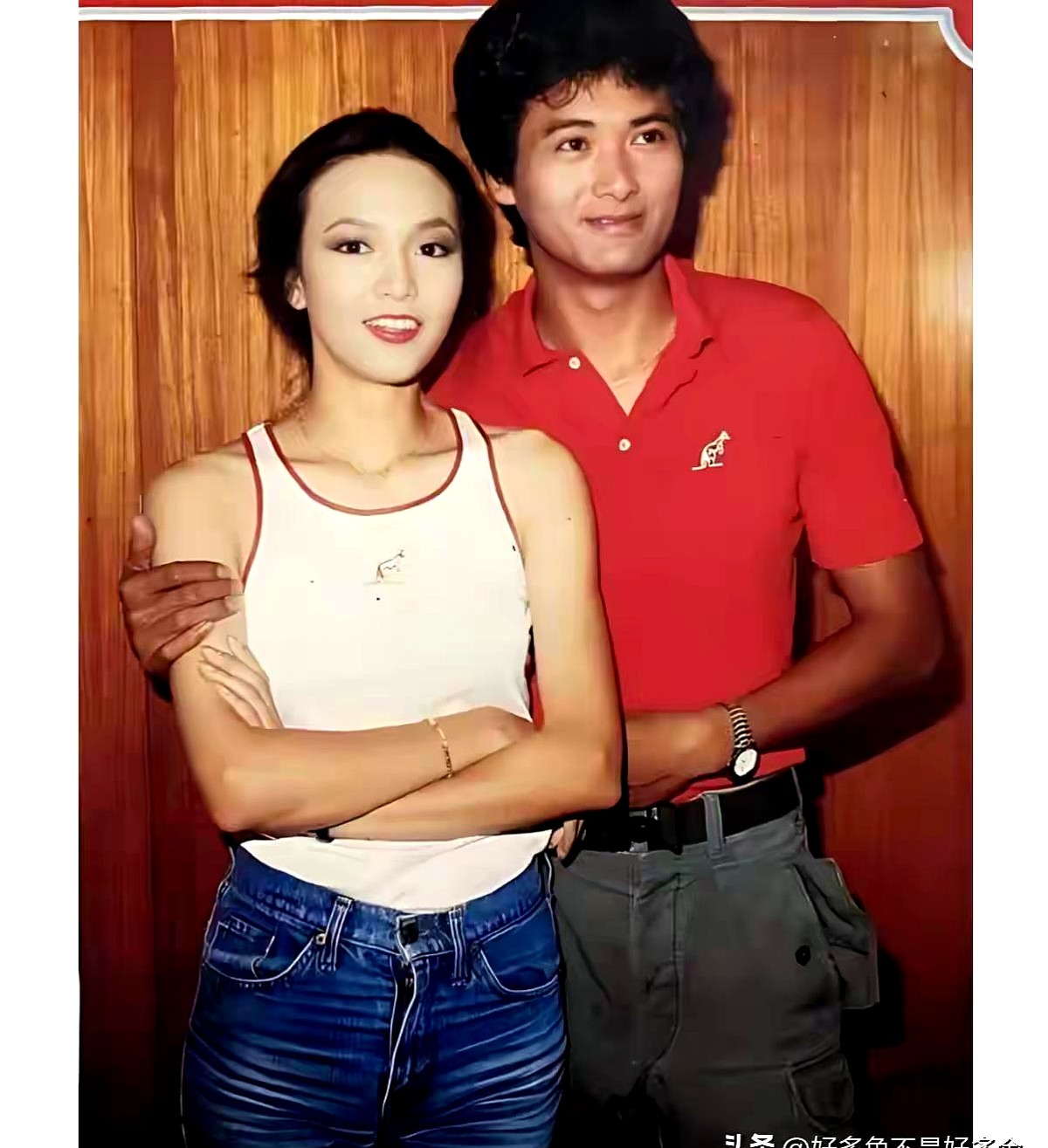 整条街都在放同一部剧，晚饭点连碗筷声都被电视里的台词盖过。

这是1981年。24岁的郑裕玲和26岁的周润发演完网中人直接炸场。台里趁热打铁，让他俩连轴转拍了亲情等五部戏。那部75集的亲情，硬生生杀进海外票选华语剧前三。

照片里两人贴着肩，眼神亮得能掐出水。镜头一切，四十多年没了。快七十岁的周润发