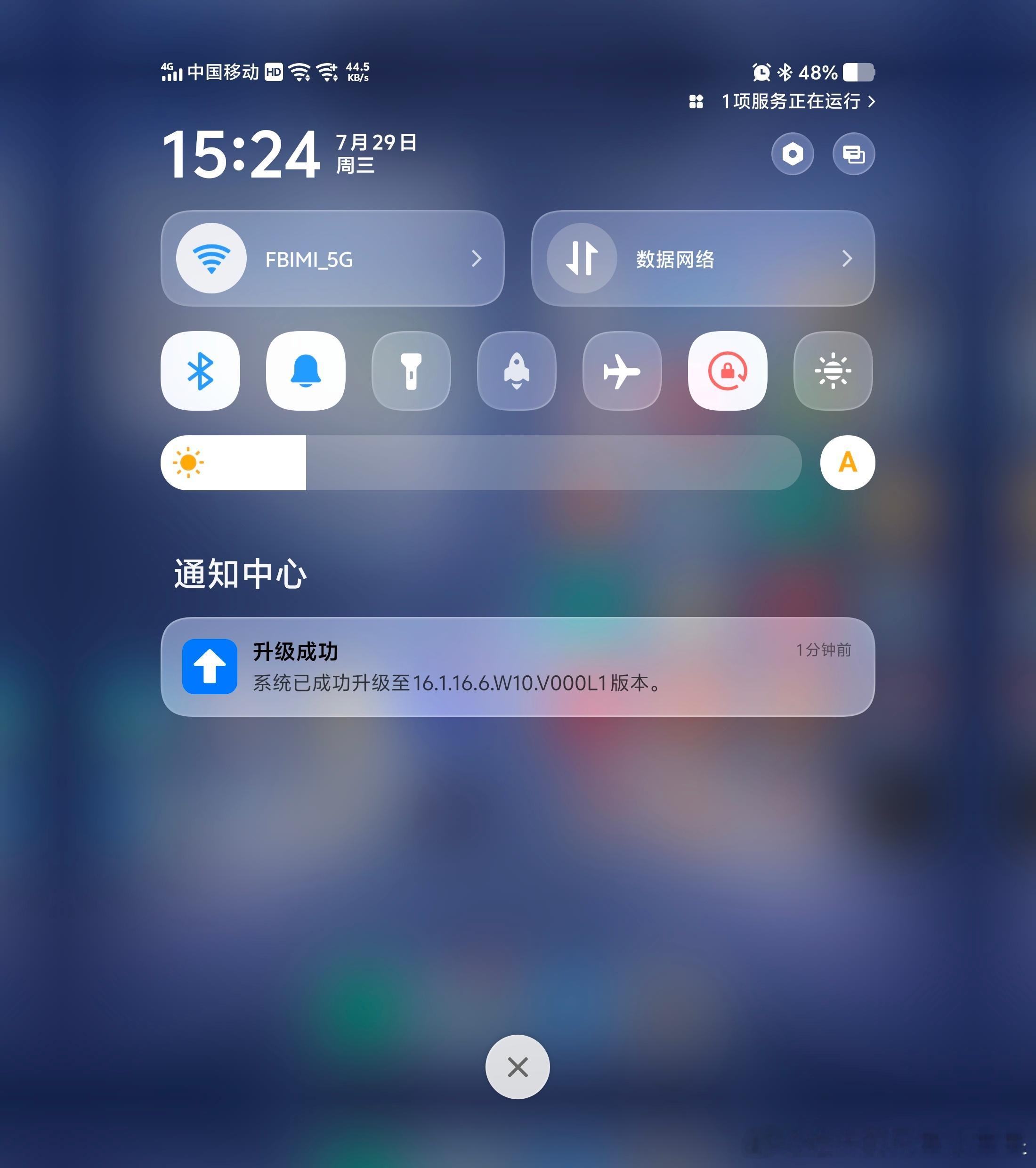 #手机系统更新# 回顾一下，在7月29日vivo X Fold5迎来了7月份第二次更新。
这个更新推送采用了「新版本尝鲜」形式而至，整体并不是很大，只有196MB的大小，同时只带来了针对系统的优化内容。
升级过后，从上个版本的16.1.16.3升级到现在这个16.1.16.6版本，而更新日志的唯一的一个内容，更肯定了这个更 ​