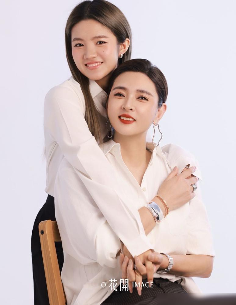 25岁还被停零花钱，这哪是养女儿，分明是给员工断粮。
李勒优那作息，凌晨拼豆白天睡，搁谁家不挨骂？可细琢磨，不对劲。晋妈直播里亲口说，停了几个月零花钱，就因为UU不愿去面馆帮忙。转头，新认的干女儿维维顶上了，出镜、端面、配合拍视频。
一边说拿你当亲闺女，一边用钱卡你脖子。亲闺女不干活，会断生活费