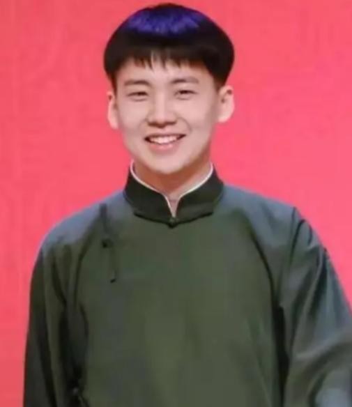 郭麒麟成名后，确实让不少人重新打量“星二代”这三个字。可在圈里混久了你会发现，真正让他站稳脚跟的，根本不是爹是谁，而是他太清楚自己是谁。
这孩子在相声舞台上长大，嘴巴上的功夫是童子功，可他演戏的时候又看不出太多刻意的机灵劲儿。他演那种怂中带刚的小人物，嬉皮笑脸底下藏着分寸和善意，观众看得舒服，是因为