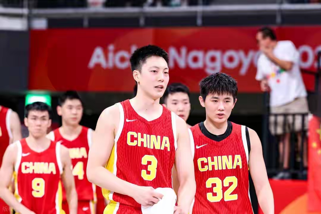 这次亚运会男篮拿不到铜牌，不少人把矛头对准胡明轩，说他作为队长、开幕式旗手，铜牌战只拿个位数分数完全不配身份。
但翻完全程比赛记录就会发现，他防守端几乎贴满了对方外线核心，好几次飞身救球摔出边线，最后剩32秒还在扑抢断球，根本没提前放弃。
本来国家队队长的核心作用就不是当得分王，他在队里和所有年轻队