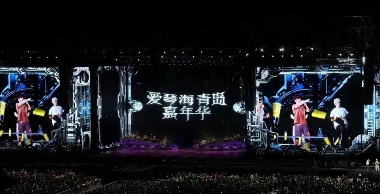 周杰伦亮相上海大师赛，昆凌佩戴2300元墨镜、29.8万戒指，美丽夺目 ​