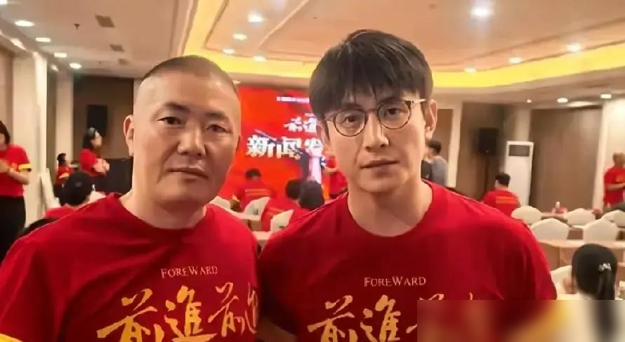 短剧演员，这回真把央视门踹开了。
刘萧旭，那个被叫小孩叔的，直接拿下央视献礼剧《前进前进》主演。以前短剧出身被看低，现在人家站上主流台面了。
别觉得是运气。短剧圈早分层：丞磊、锦超、马秋元稳接S+古装；柯颖、胡丹丹、张淼怡一边拍短剧，一边往长剧里挤。
难的不是拿角色，是改掉短剧那套表演惯性。情