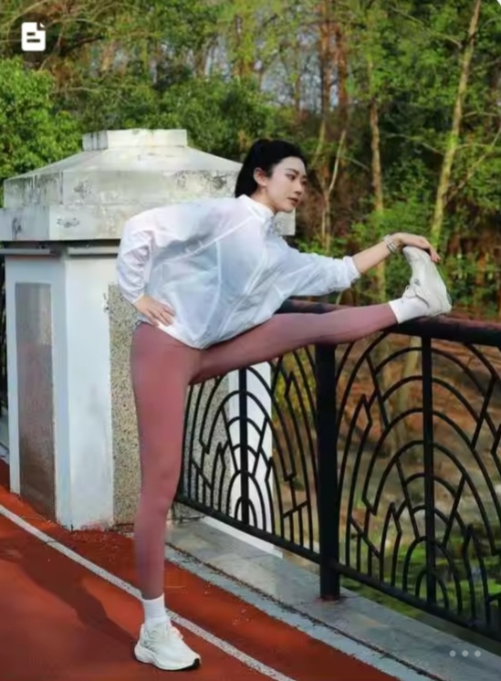 《健身达人小美女》           这个美女的身材火辣，让我们欣赏...