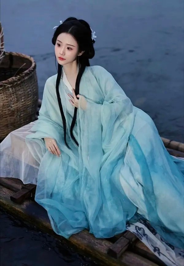 对比下来，王晓慧的气质演古偶，会不会比李兰迪更合适？ ​