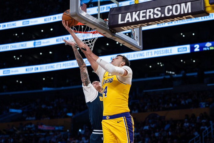 NBA新东家首秀表现如何：

沃克·凯斯勒（湖人首秀）：湖人127-105勇士
12投12中，26分9板2帽，百分百命中，创湖人队史换队首秀神迹，比肩张伯伦。最完美新东家首秀。 

安东尼·戴维斯（奇才首秀）：奇才128-116雄鹿
20中11，34分12板4助，伤愈回归即统治攻防，队史首秀30+1