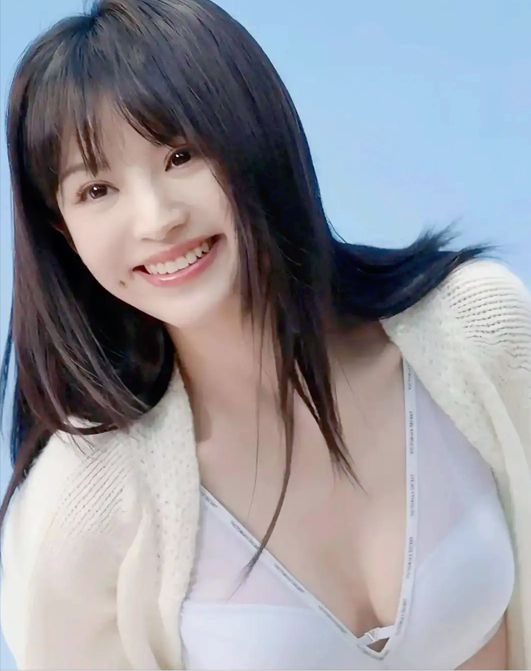 哇！这也太养眼了吧！！！ 田曦薇真能在甜妹与性感中切换自如。 ‘三分露...