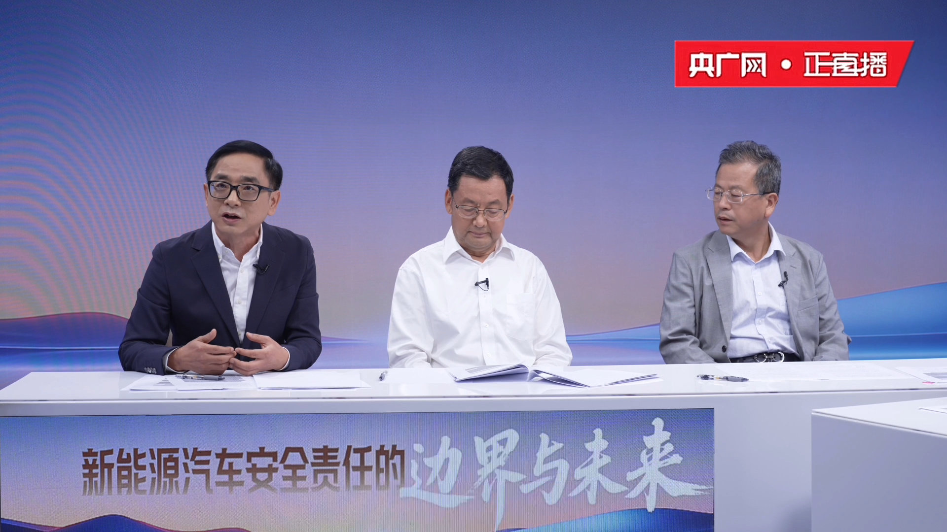 #新能源车电池安全责任倡议发布#新能源汽车普及，电池后续保障引发大众焦虑。本次主题沙龙上专家表示，要打破电车起火传统责任划分方式，企业全周期担责，为行业电池责任建设提供实践样本#崔东树称电车起火责任二分法需打破# ​
