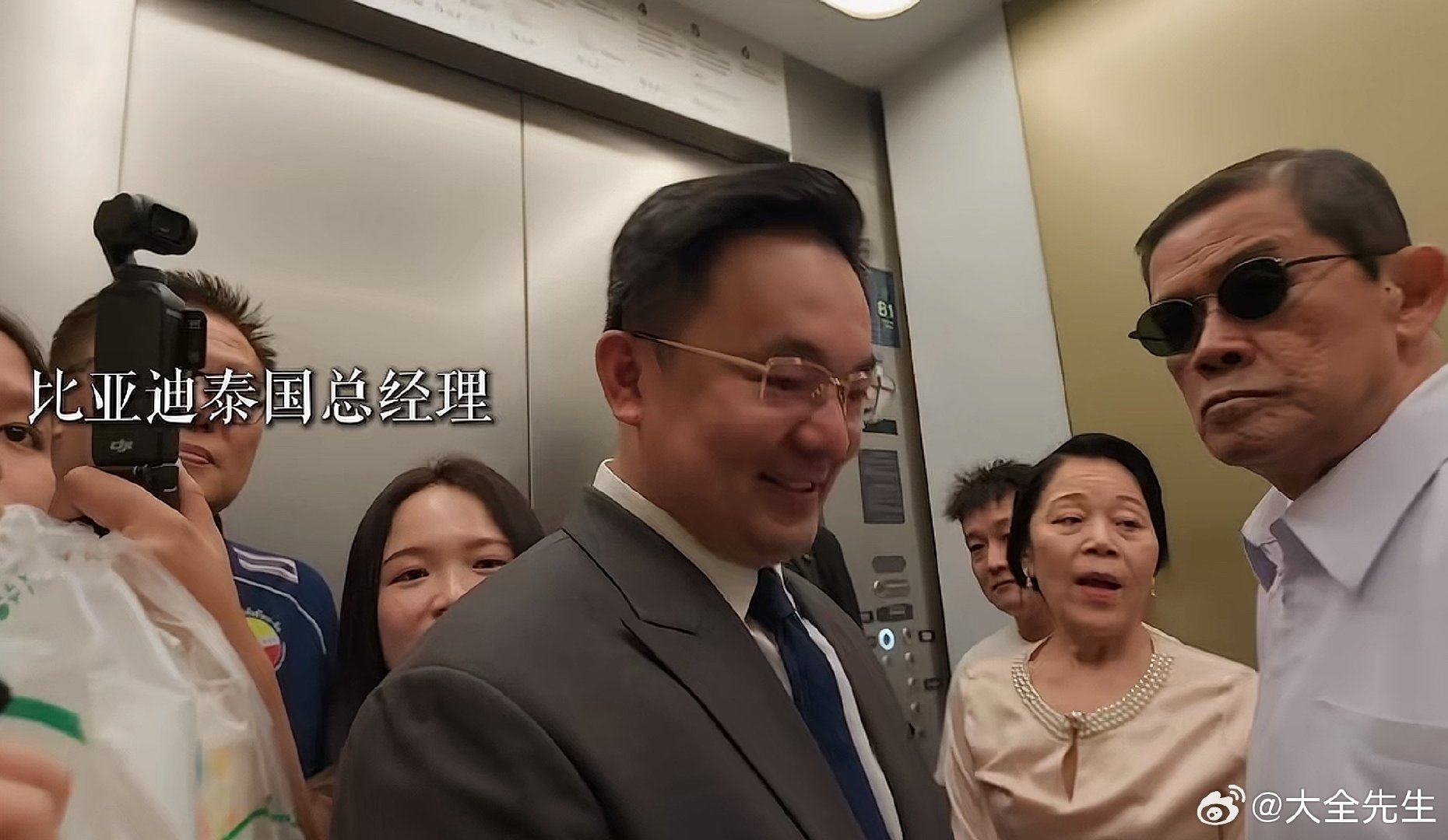 比亚迪泰国总经理柯总面相高级，下庭有力，下巴兜兜。除了嘴巴嘴唇能大点厚点就更好。但无论走到哪里，都容易成为焦点了，毕竟面势摆在那里。 ​