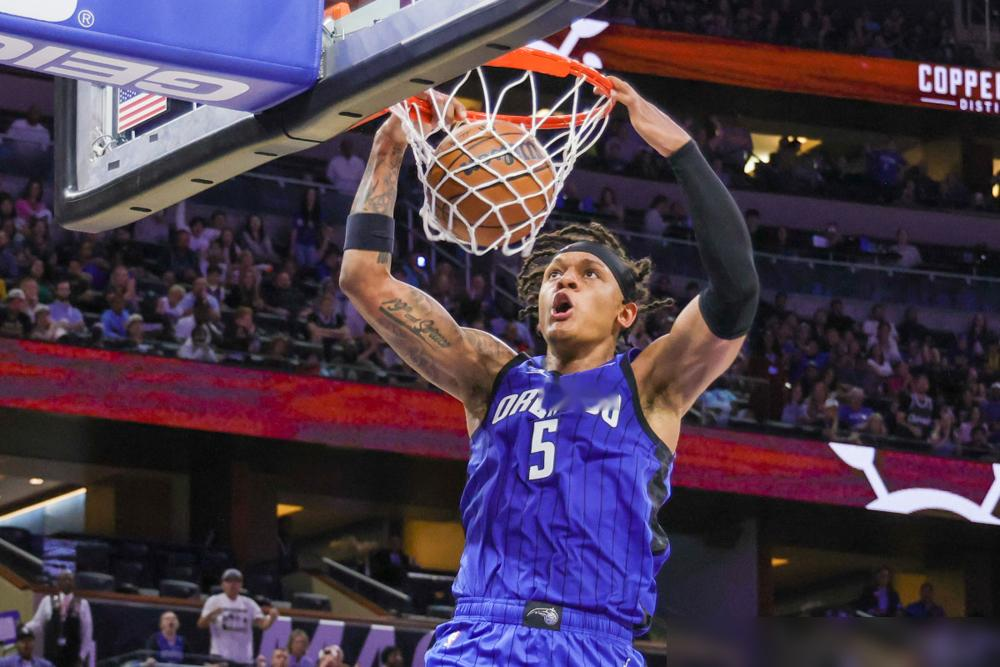 勇士这是把NBA当2K游戏开了强制交易吧，班凯罗都敢点进去。
9月14日Bleacher Report整了个三方大活，勇士送出巴特勒加三个首轮签，从魔术手里硬抢班凯罗。魔术转头接盘巴特勒那5680万的到期合同，雄鹿顺手捡个小卡特补内线。
说白了，魔术是拿当家球星换空间，勇士是拿未来赌现在。
可