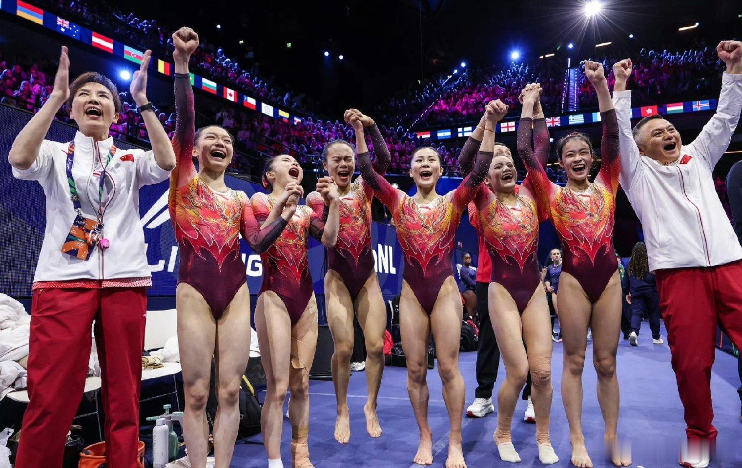 2026体操世锦赛中国女团圆梦 时隔二十年再夺桂冠
2026体操世锦赛女团决赛落下帷幕，中国体操女团交出了完美答卷，全队合计拿到165.764分，成功斩获女团金牌。这也是中国体操女团时隔整整二十年，再度站上世锦赛女团最高领奖台，喜讯传来，无数体操爱好者为之动容。
本场决赛竞争异常激烈，夺冠悬念一直 ​