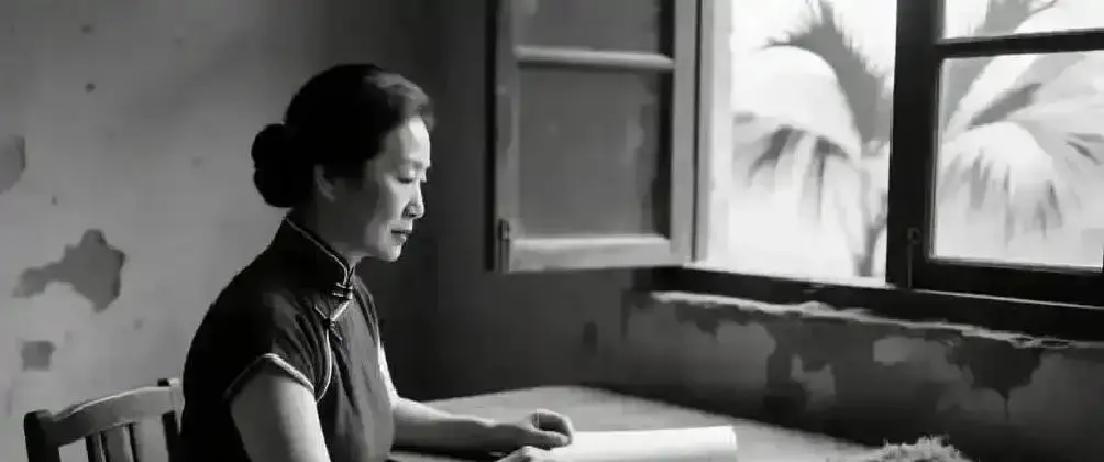 1949年宋美龄52岁随夫逃台，对宋霭龄说：我在重庆熬了八年，他却在台北养了五个女人，姐姐你说我还要不要跟他过
 
宋美龄放下电话，把侍从副官叫了进来。她没有看那些照片，而是直接问：“那栋小白楼，最近是不是换了守卫？”
 
副官愣了一下，低声说：“是，夫人。上周二换的，换成了警卫团的直属连。”