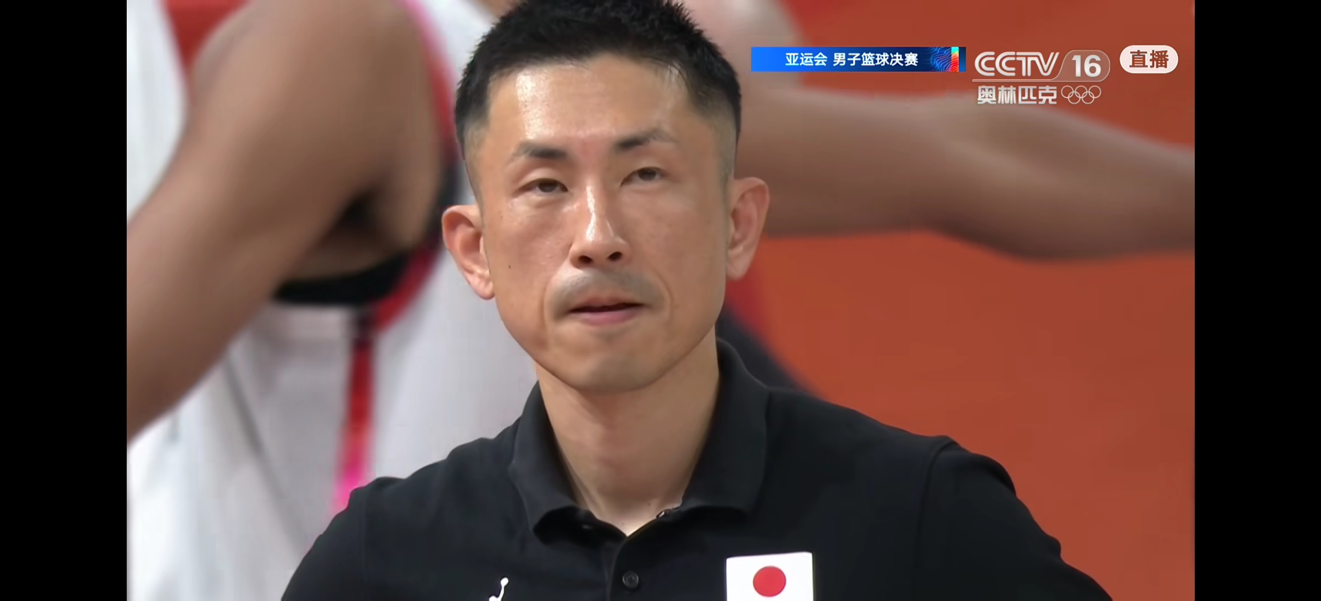 9月20日日本男篮57：67输给韩国男篮队之后，站在场边的主教练脸都绷成了硬石头，咬牙切齿，脸色苍白，那股不甘心的劲儿隔着半米都能感受到。
想想两天前他们刚靠着快攻三分爆赢中国男篮19分，踩着我们进了亚运会决赛，转头就栽在韩国手里，换谁都接受不了。毕竟赢中国那阵全队上下都飘着要冲奖牌的劲儿，结果面对