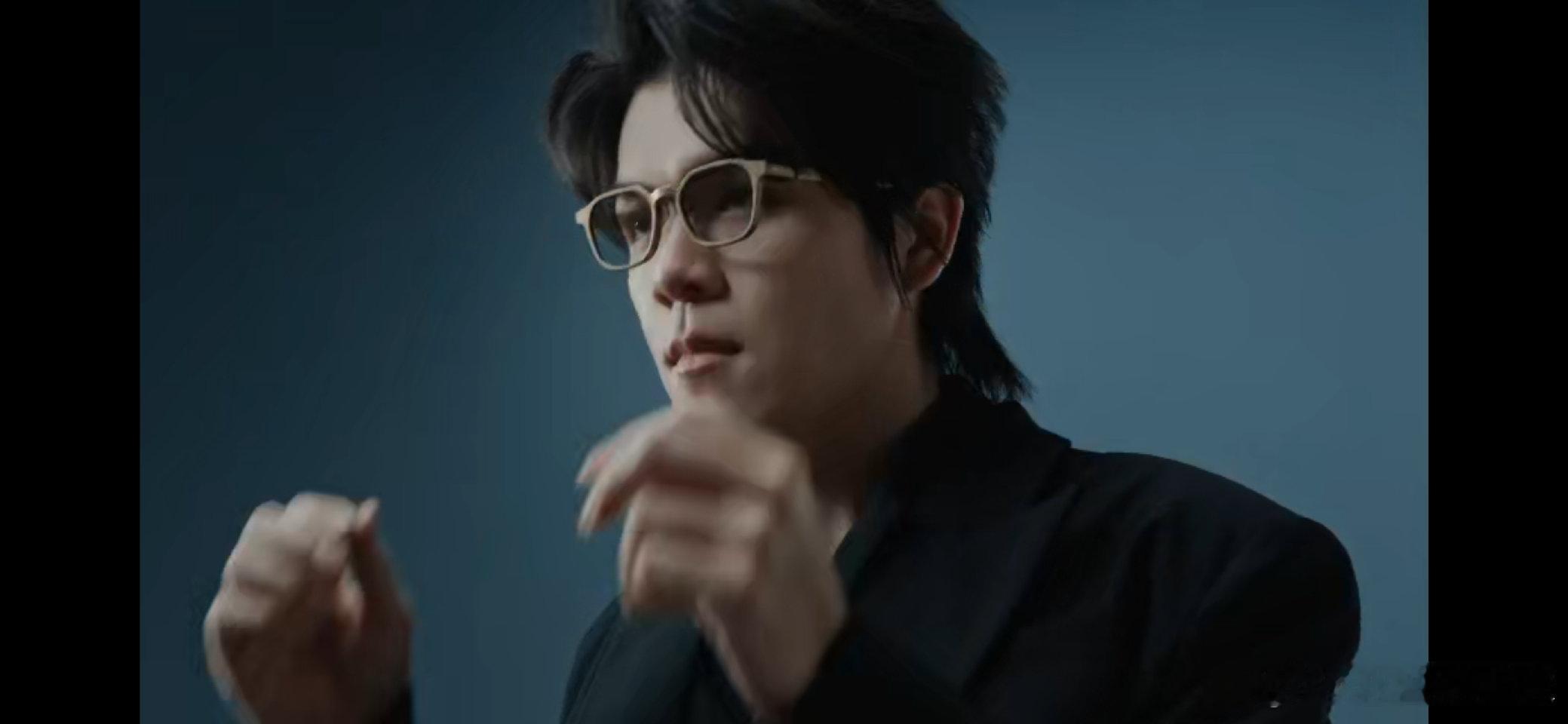 柯洁开启全新对局 亲身指导AI下棋引全网热议

在围棋的世界里，柯洁常年与各路顶尖高手交锋，不断突破脑力博弈的极限。而这一次，他迎来了特别的挑战，化身引导者，亲自指导AI下棋，新颖的对局形式迅速登上热搜，吸引众多网友围观讨论。
本次对局之中，柯洁佩戴AI眼镜，直面连环智力考验。他一边仔细观 ​