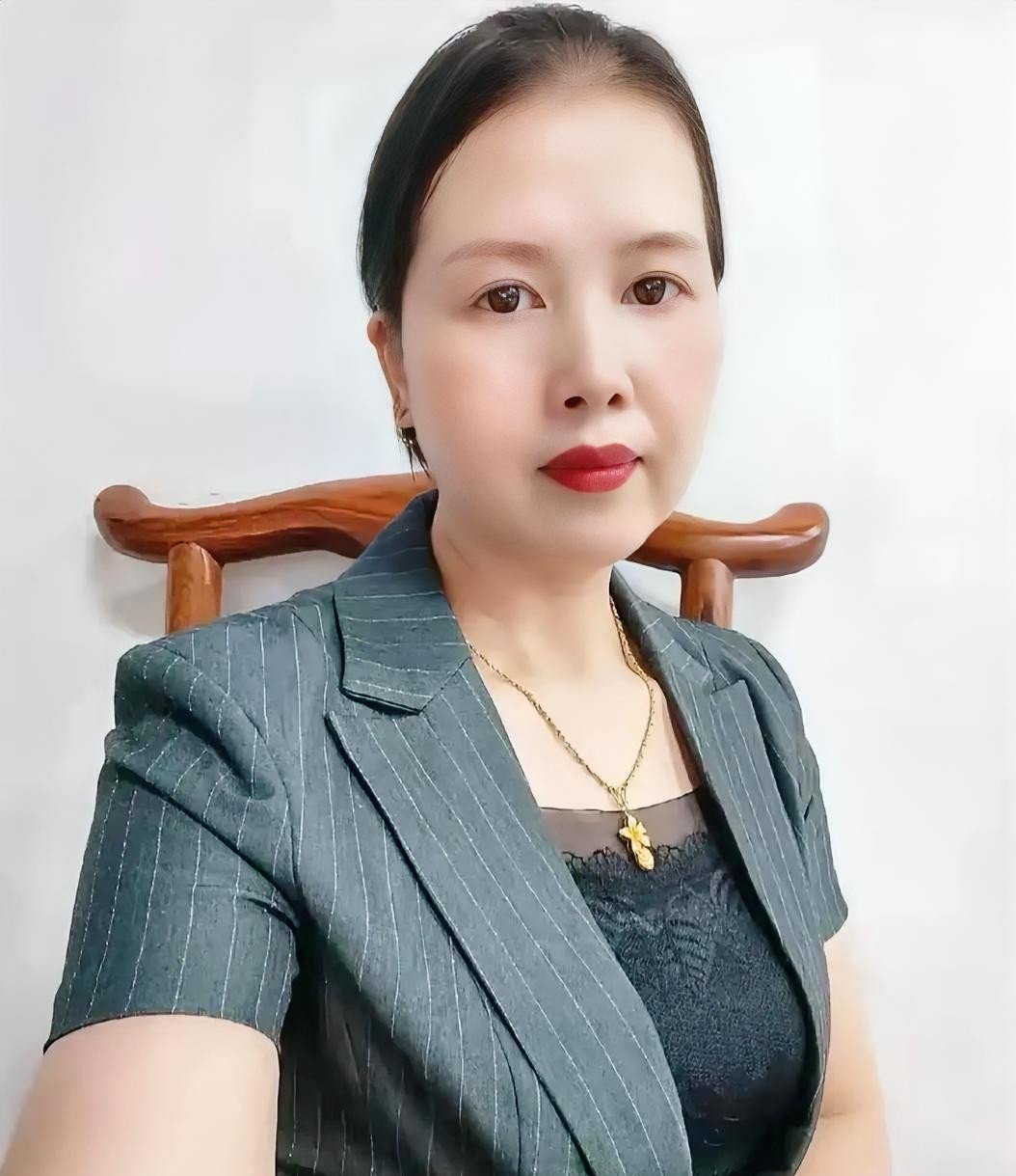 曲靖那位风光无限的“丽姐”，人设塌得那叫一个彻底。

百万迈巴赫是租的，碧桂园的大别墅也是租的。44岁的何某丽，一个农村妇女，硬是靠租来的七台豪车和高端住宅，把自己包装成了身家过亿的富婆。说来也怪，这年头，越是这种浮夸的排场，越有人信以为真。最要命的是，她头顶上还顶着曲靖市文旅局2024年评选的官方
