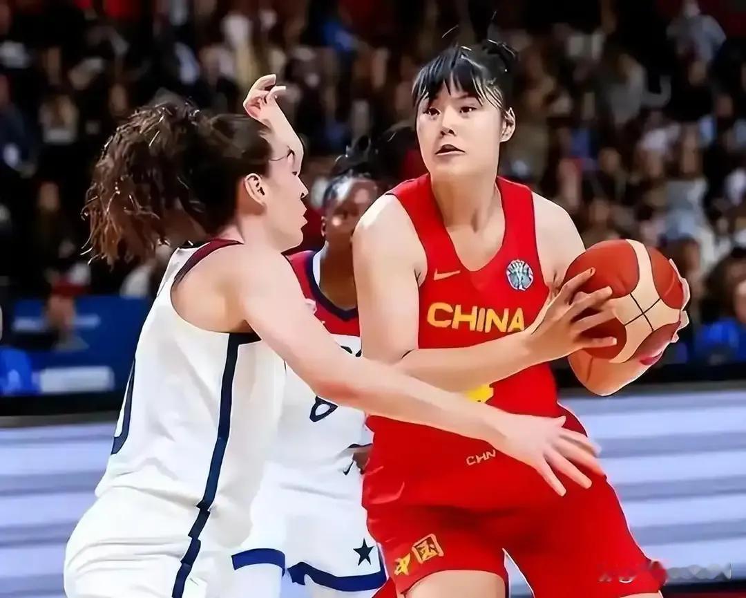 一个美国小邮差断送了李月汝的冠军梦
        一个球员能有几次为国家效力的比赛，一个球员又能有几个四年！这件冤案就实实在在发生在女篮主力中锋李月汝的身上！人们不仅会发问，是谁毁了中国女篮主力中锋的世界杯梦，正当全网都在谴责、都在痛骂之际，真凶已悄然浮出水面，居然是一个美国的一个小邮差。