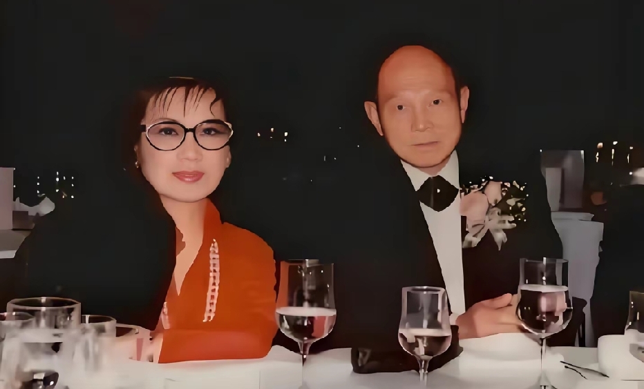 年轻时的霍英东与二太太冯坚妮出席活动时的一张留影，冯坚妮早年有过一段婚姻，与霍英东相恋多年，为人低调内敛，陪伴霍英东出席各类晚宴。