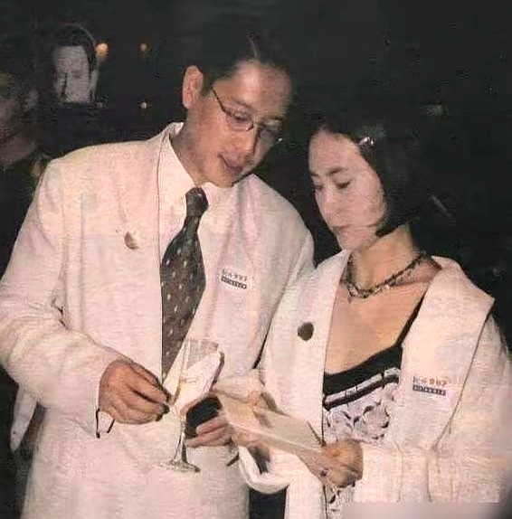 很多人天天脑补何超琼当年嫁许晋亨是被逼联姻，其实全是看客后来硬加的苦情戏
 

1991年那场砸了2000万的世纪婚礼，连摆三天，光玫瑰就从欧洲空运来4000斤，哪有一点被押着上阵的委屈样。真去翻当年的合影，站在许晋亨边上的何超琼，身体下意识往他那边侧，脚尖也朝向他，肢体反应和脸上的神采骗不了人
