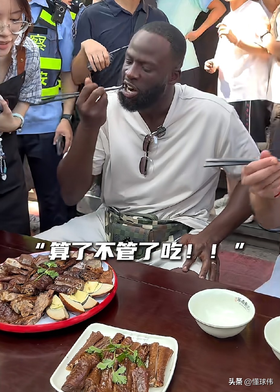 追梦格林谈中国美食：

“非常美味，很多外国人来中国，可能会吃不惯中国的美食，但是我不会，我很喜欢吃中餐。”

“在美国的时候，我也会去吃中餐。当然了，那里的中餐肯定没有中国这边正宗好吃。”

“我真的喜欢来中国，中国的球迷太热情了，大家都在欢迎我，这让我感觉非常暖心。”

“我去过很多的国家，但是