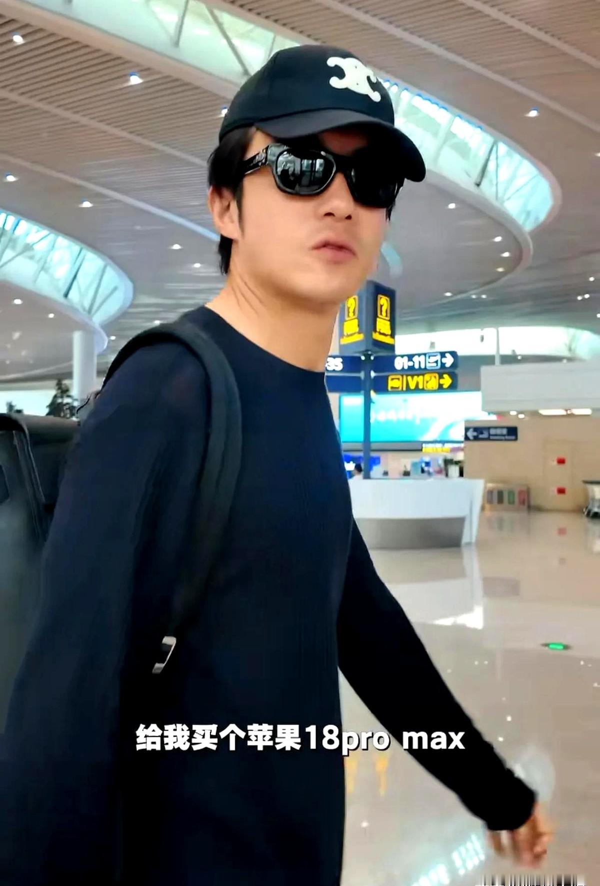 指着李泽锋要顶配手机，他眼皮都没抬：“买，拿发票找我报销。”

两人在通道里边走边盘算，旁人听得发懵，还以为是亲戚斗嘴。女方说自己先垫钱，他立马接茬，要把手机钱算进下个活的预支里。

这开口要钱的可不是疯粉，而是跟了他多年的老站姐。当年他还在剧组熬冷板凳，没名气没资源，全靠这几个老面孔扛着镜头四处跑